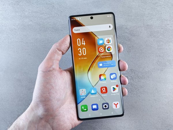 How are smartphones shaping digital communication trends in the uk?